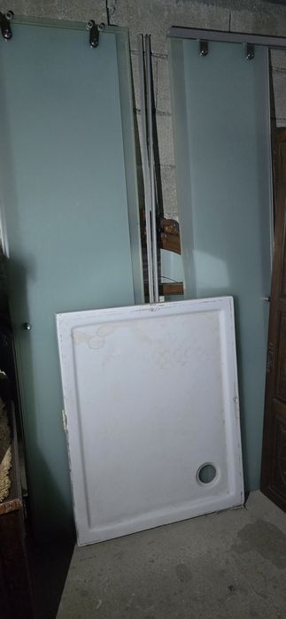Resguardo em vidro e base. 1 m x 80cm