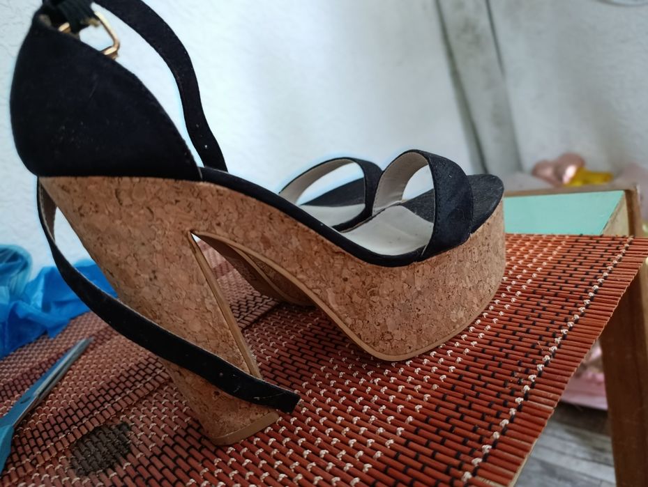 Босоніжки на зручному корковому каблуку