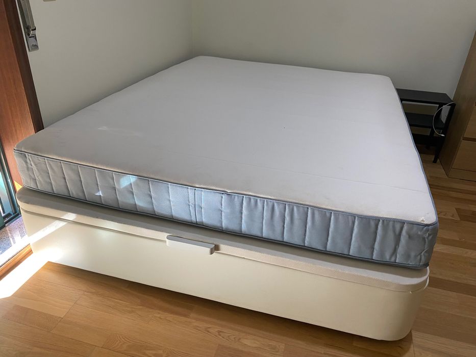Cama IKEA KVITSÖY 1,60x2,00 com arrumação