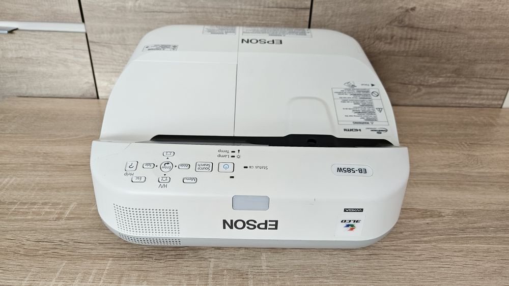 Projektor Epson EB-585W – Ultra Short Throw, WX