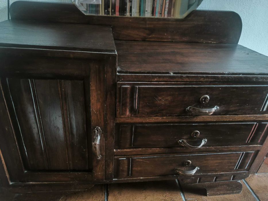 Móvel vintage com espelho para restauro