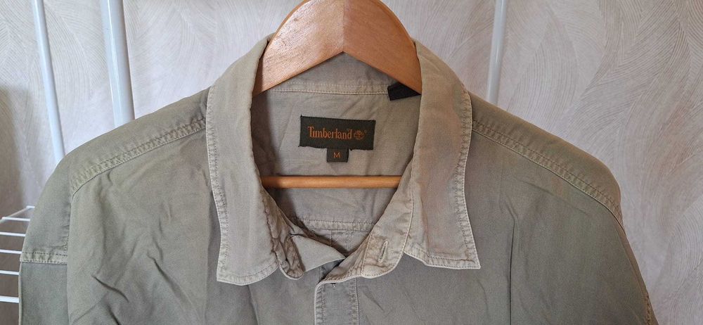 Camisa Timberland. Cor: verde escuro