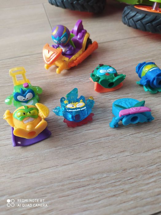 Pojazd super zings Monster Roller + mniejszy samochód+ 9 figurek