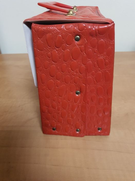 Czerwony kuferek na kosmetyki