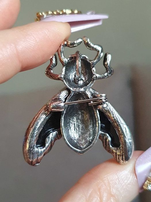 Broche / pregadeira / alfinete ou pendente borboleta traça, com concha