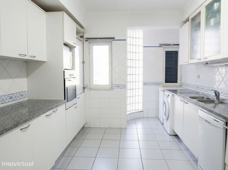 Fantástico T2 + Garagem na Quinta do Anjo!