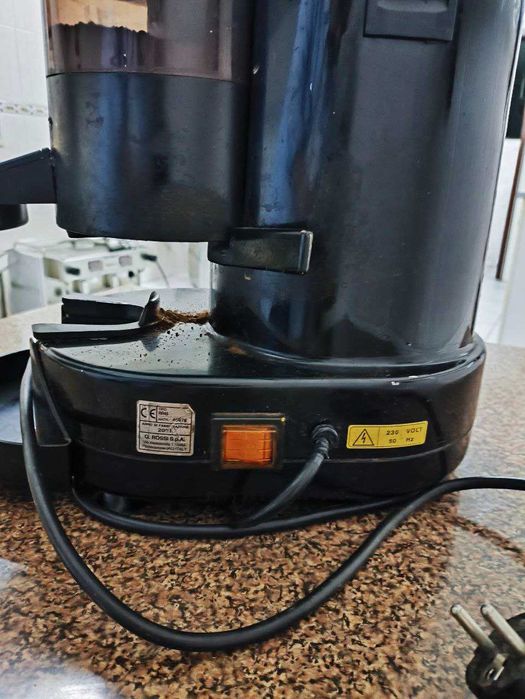 Máquina de Café Profissional com Moinho