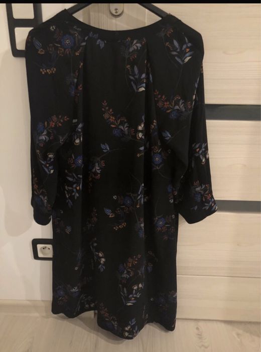Sukienka czarna z kwiatami h&m