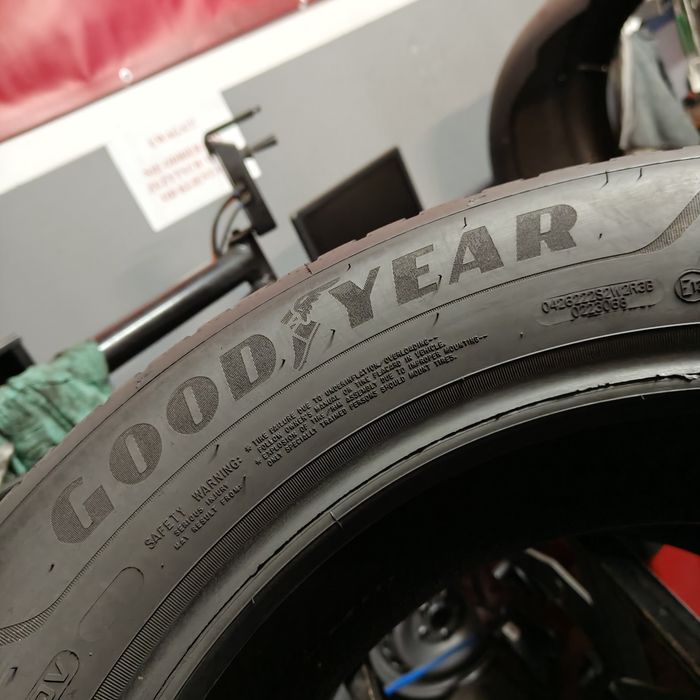 215/60/17 XL Sprzedam parę opon całorocznych Goodyear