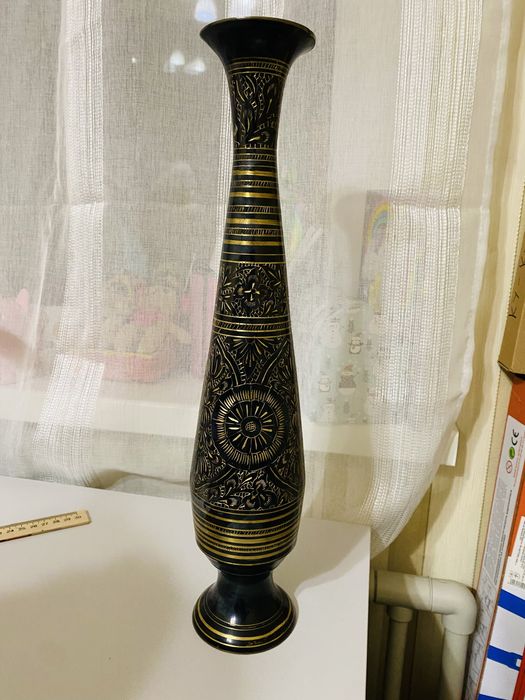 Винтажная латунная ваза с декоративной гравировкой