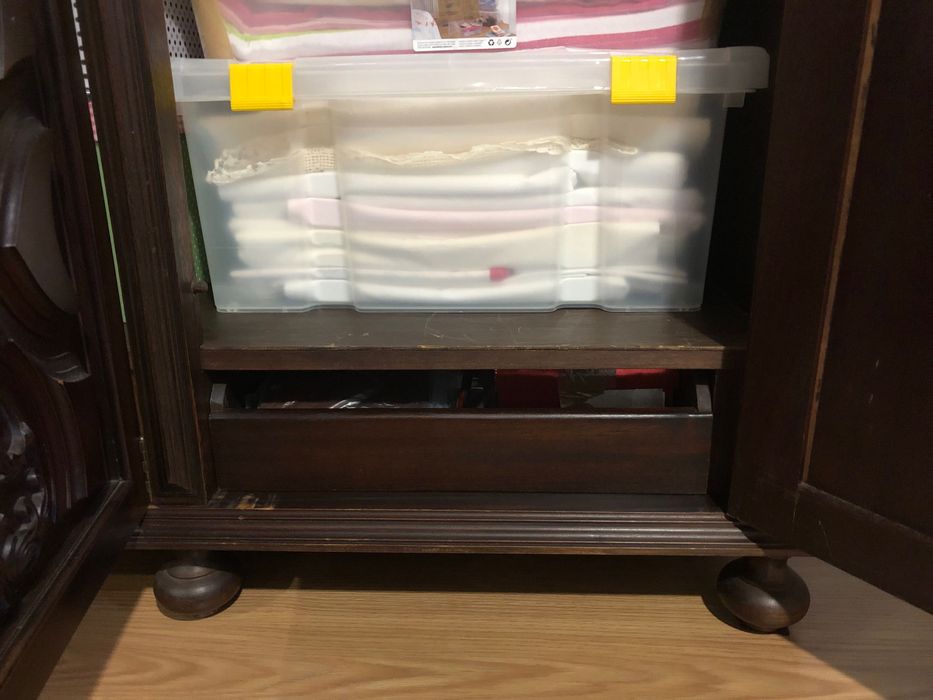 Roupeiro/ Guarda-fatos vintage com talha rica e muita arrumação