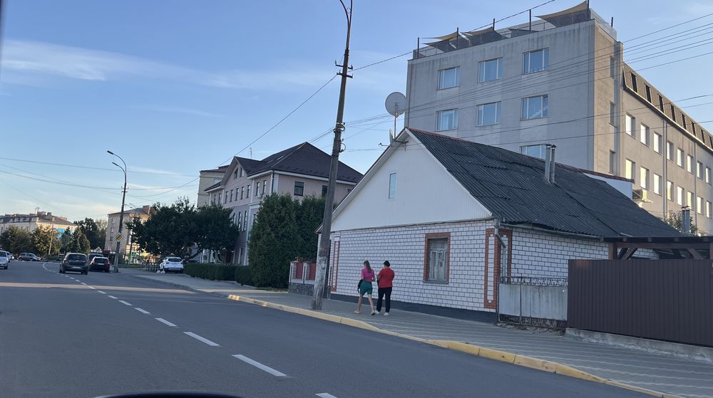 Півбудинку у центрі під комерцію