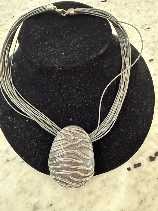 На подарунок срібне колье