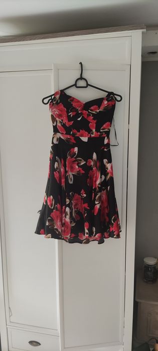 Elegancka sukienka przed kolana