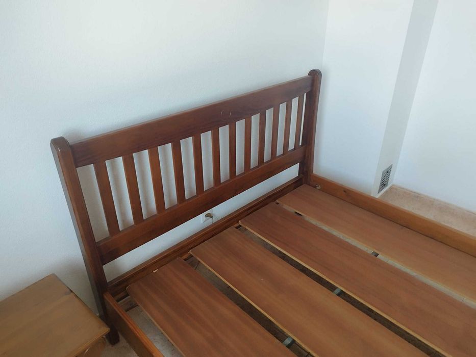 Cama e 2 mesas de cabeceira