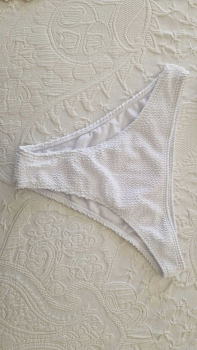 Bikini cor branca Shein, tamanho M novo, nunca usado