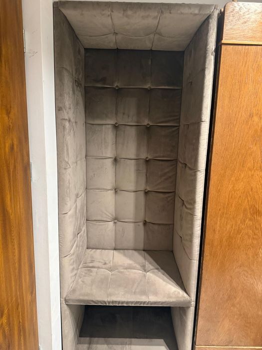 Eleganckie siedzisko pikowane z oparciem