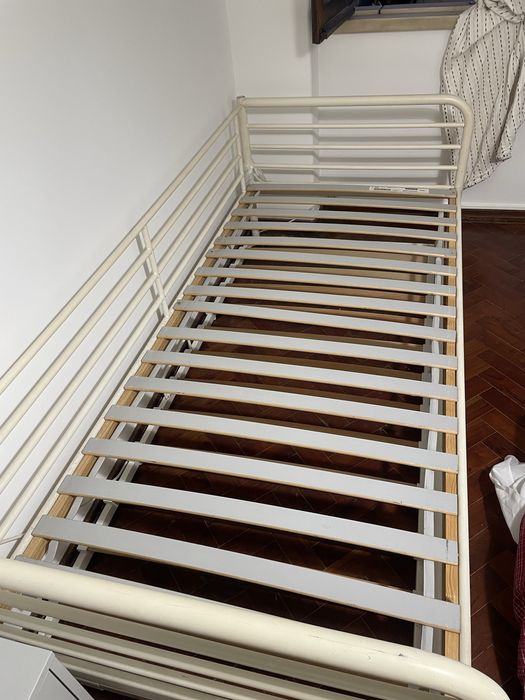 Estrutura de cama dupla com ripas para as duas camas