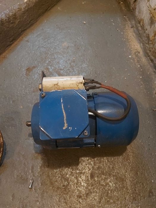 Silnik elektryczny do podajnika - 0,18 kW TYP SEMKg BESEL