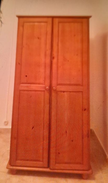 Beliche e roupeiro de madeira (Colchões incluídos)