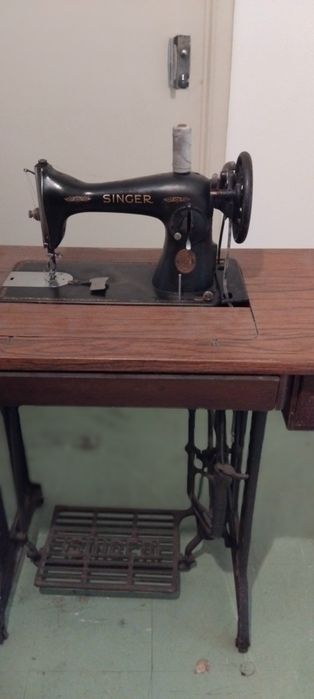 Máquina de costura marca Singer,a pedal é a funcionar.