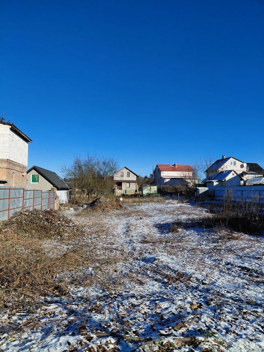 Компактна ділянка у зручному районі!