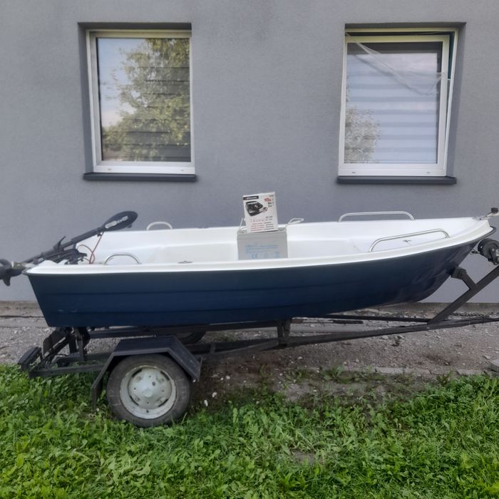 Łódka wędkarska z przyczepką