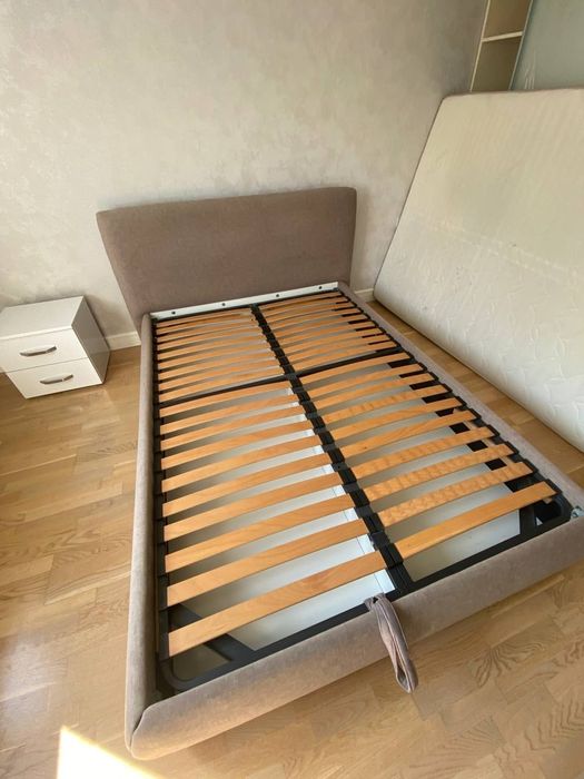 Продам двоспальне ліжко