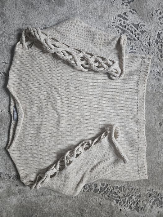 Sweter beżowy z plecionymi rękawami