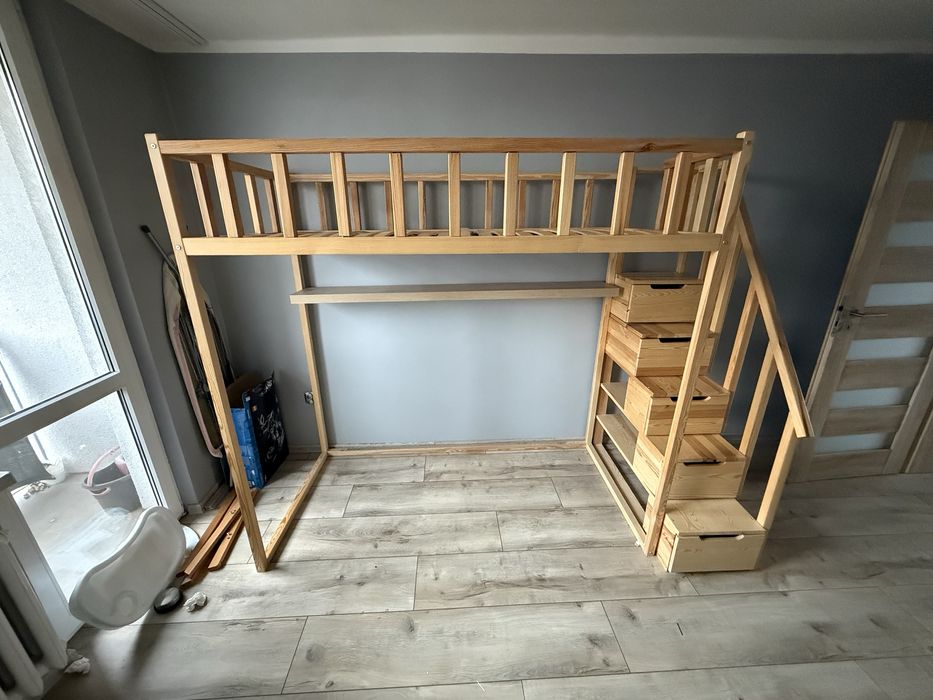 Drewniane łóżko dziecięce antresola ze schodkami z szufladami Drwalove