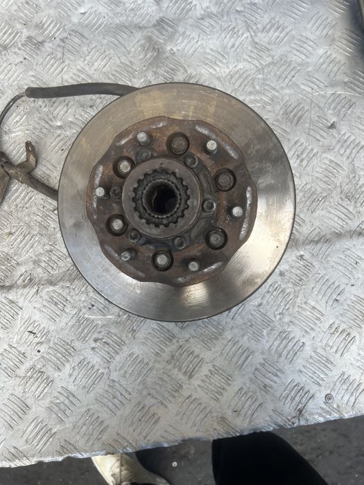 Цапфа кулак 2.4 бензин Ниссан террано 2 nissan terrano год 03