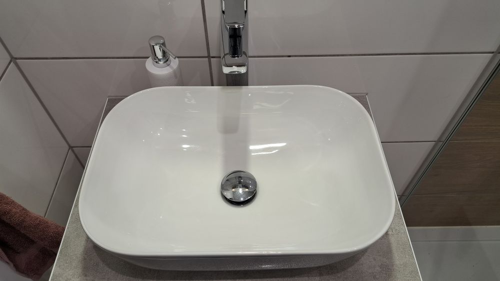 Umywalka nablatowa biała ceramiczna