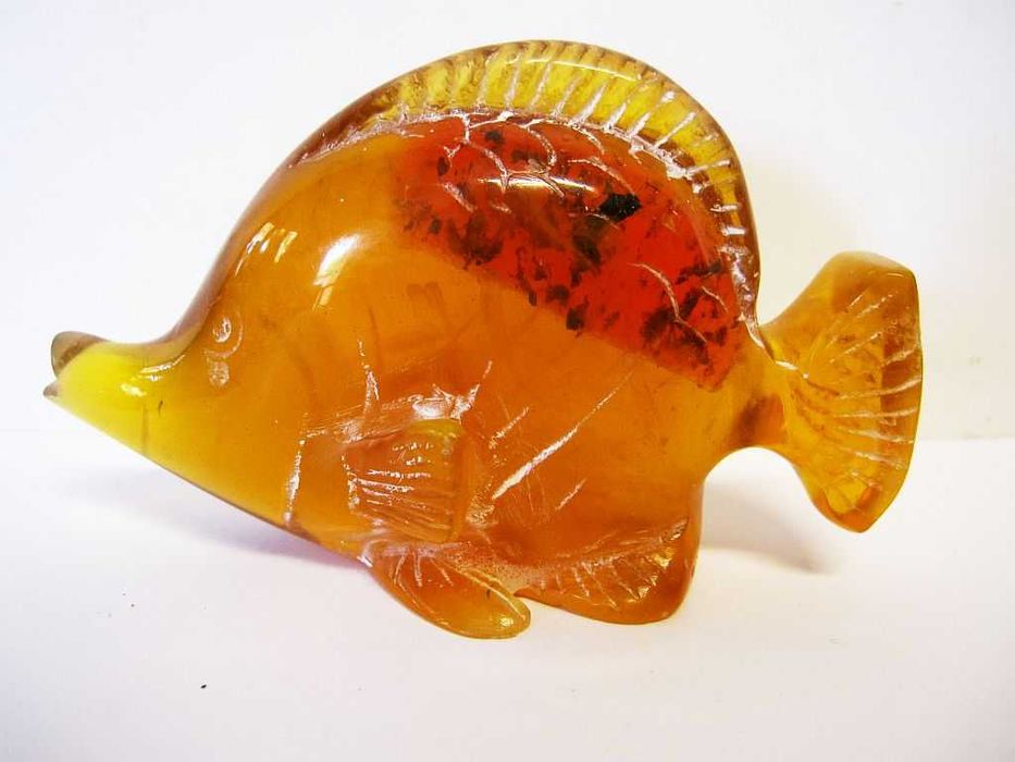 Pisa papel  vintage peixe em ambar esculpido com inclusões-145 gramas