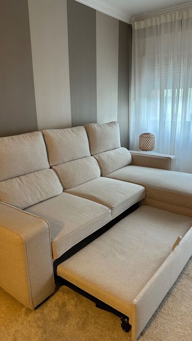 Sofá bege com chaise longue e arrumação