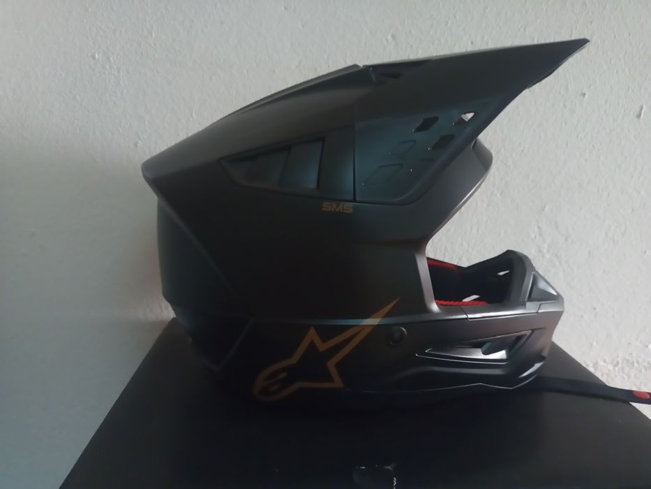 Capacete vende-se
