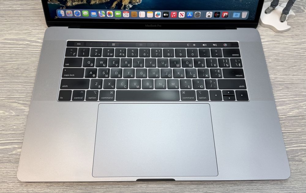 MacBook Pro 15  i7 / RAM 16 / SSD 256 GB / Grey / 2018 / Pro 555X