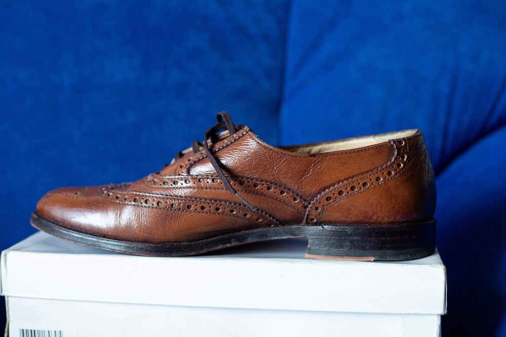 Sapatos clássicos com detalhe