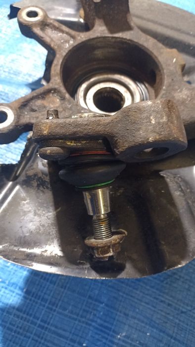 Ступіца кулак поворотний цапфа ліва  Land ROVER RANGE ROVER  L322