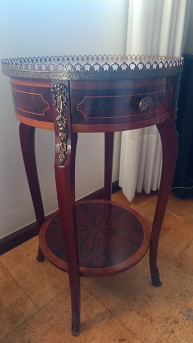 Mesa de centro ou de apoio estilo D. João V