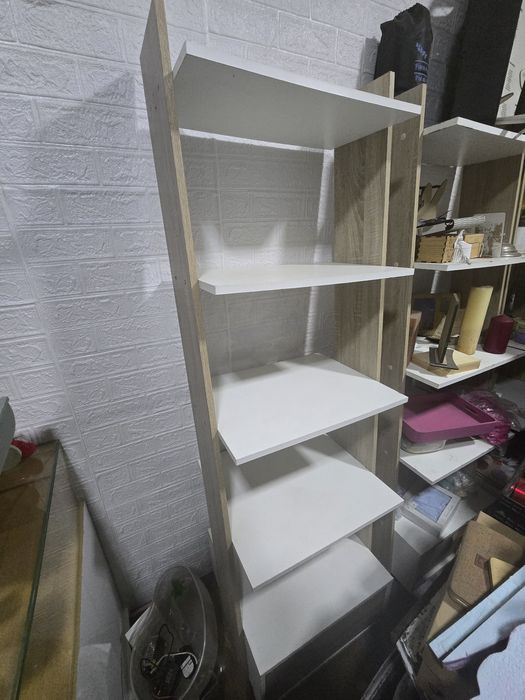 3 estantes beje e branco