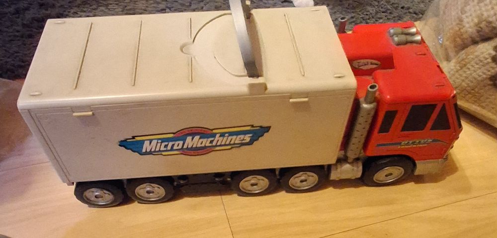 Camião Micro Machines interactivo