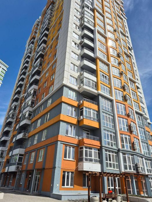Продам 2-к квартиру з частковим ремонтом у ЖК 4 Сезону, пр-т Гагаріна (3-245-360)