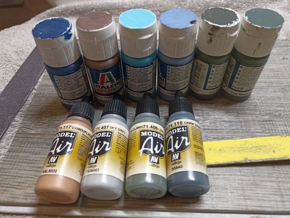 Farbki szt.10 AV i Italeri