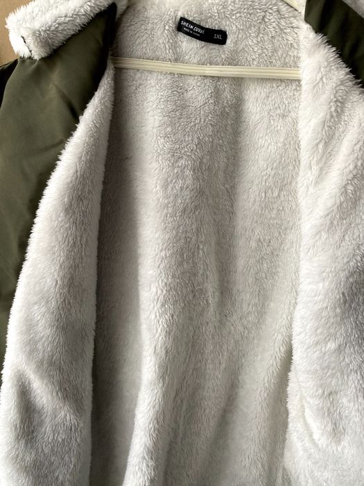 Casaco forrado com pelo por dentro e capuz caqui 1XL (Novo)