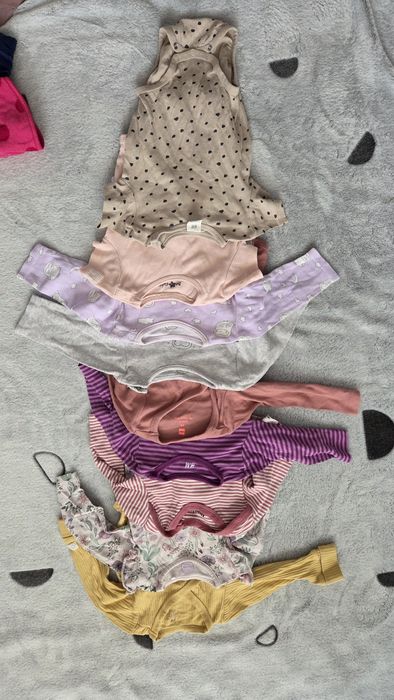 Zestaw ubrań paka 68 dla dziewczynki Body spodenki bluzki sweterki