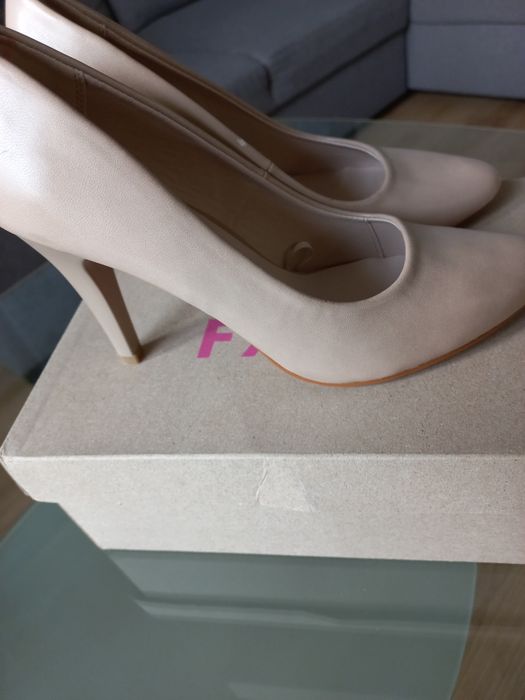 Beżowe nowe szpilki Jenny Fairy r.39