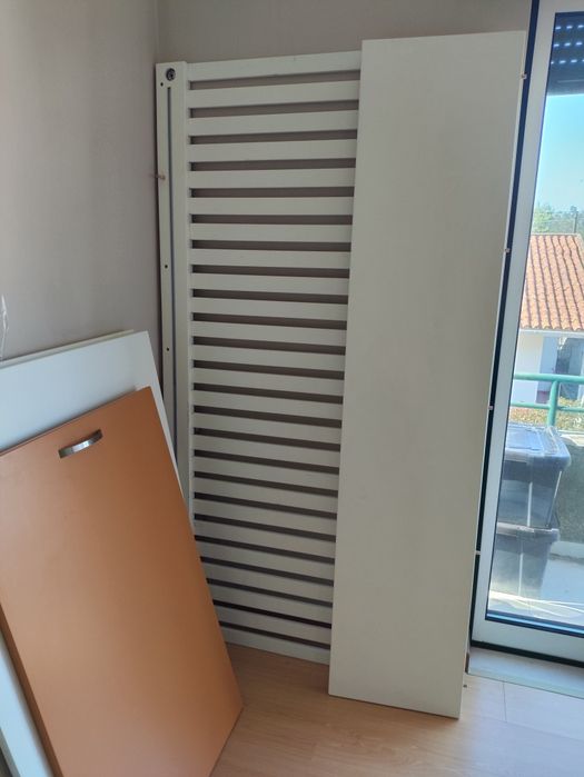 Cama de solteiro com arrumação