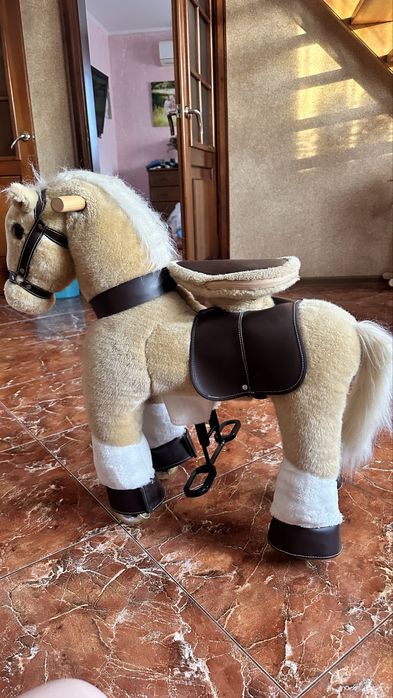 Плюшевий коник на колесах