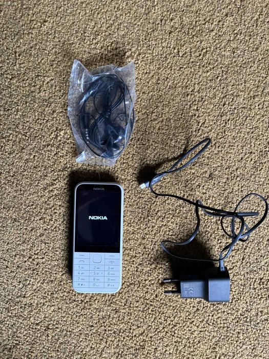 Nokia 225 Dual SIM Telemóvel Clássico c/ Caixa e Carregador