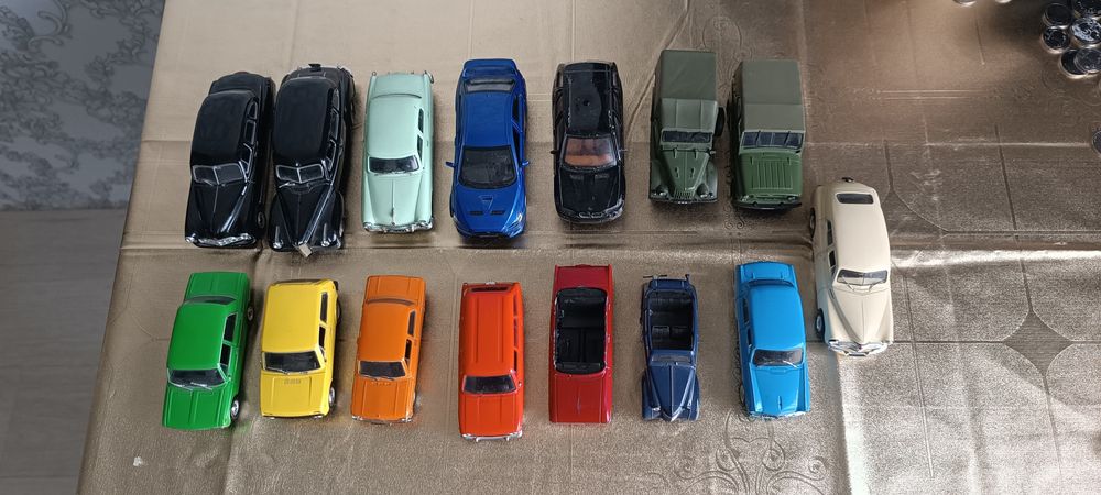 Продам металеві ігрушечні машинки 15 шт.